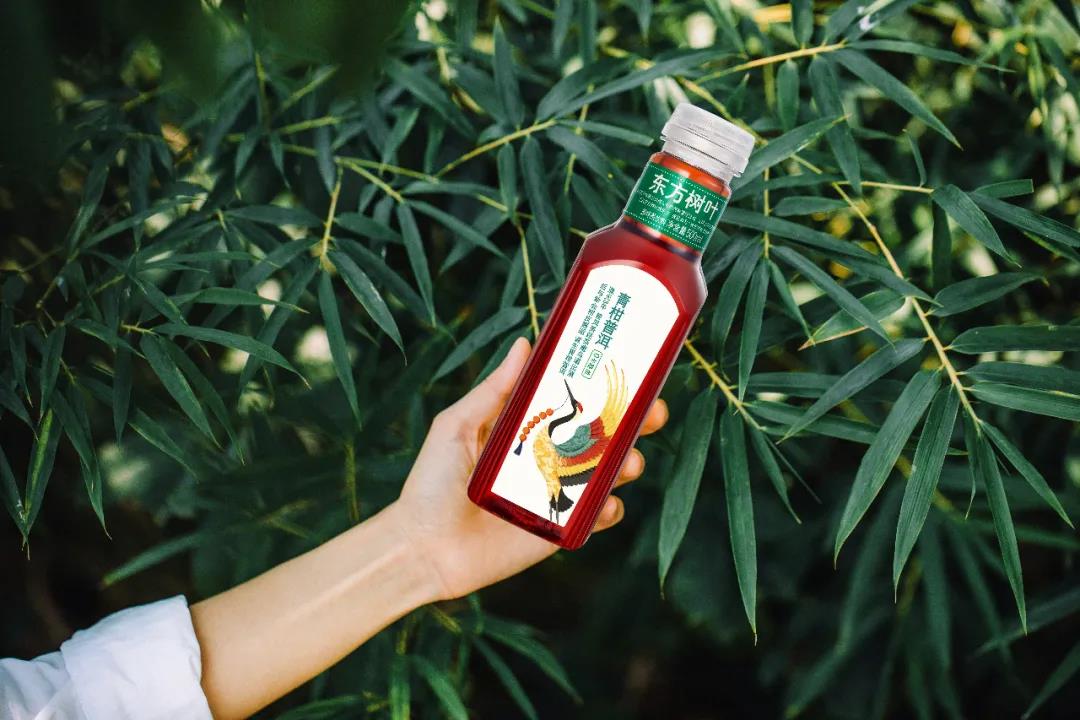 在原料选择上,新推出的东方树叶青柑普洱,采用云南大叶种晒青茶发酵而